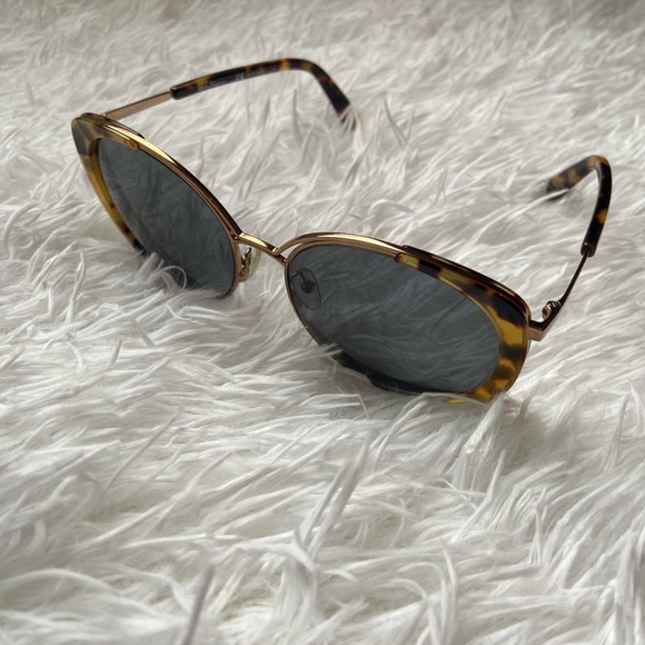 Salvatore Ferragamo Sunglass Frames
SF207S 766 Amber Gold Tortoise 60mm - Picture 4 of 10